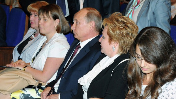 ổng thống Putin và vợ cùng xem một vở ballet tại điện Kremlin ngay trước khi tuyên bố ly hôn